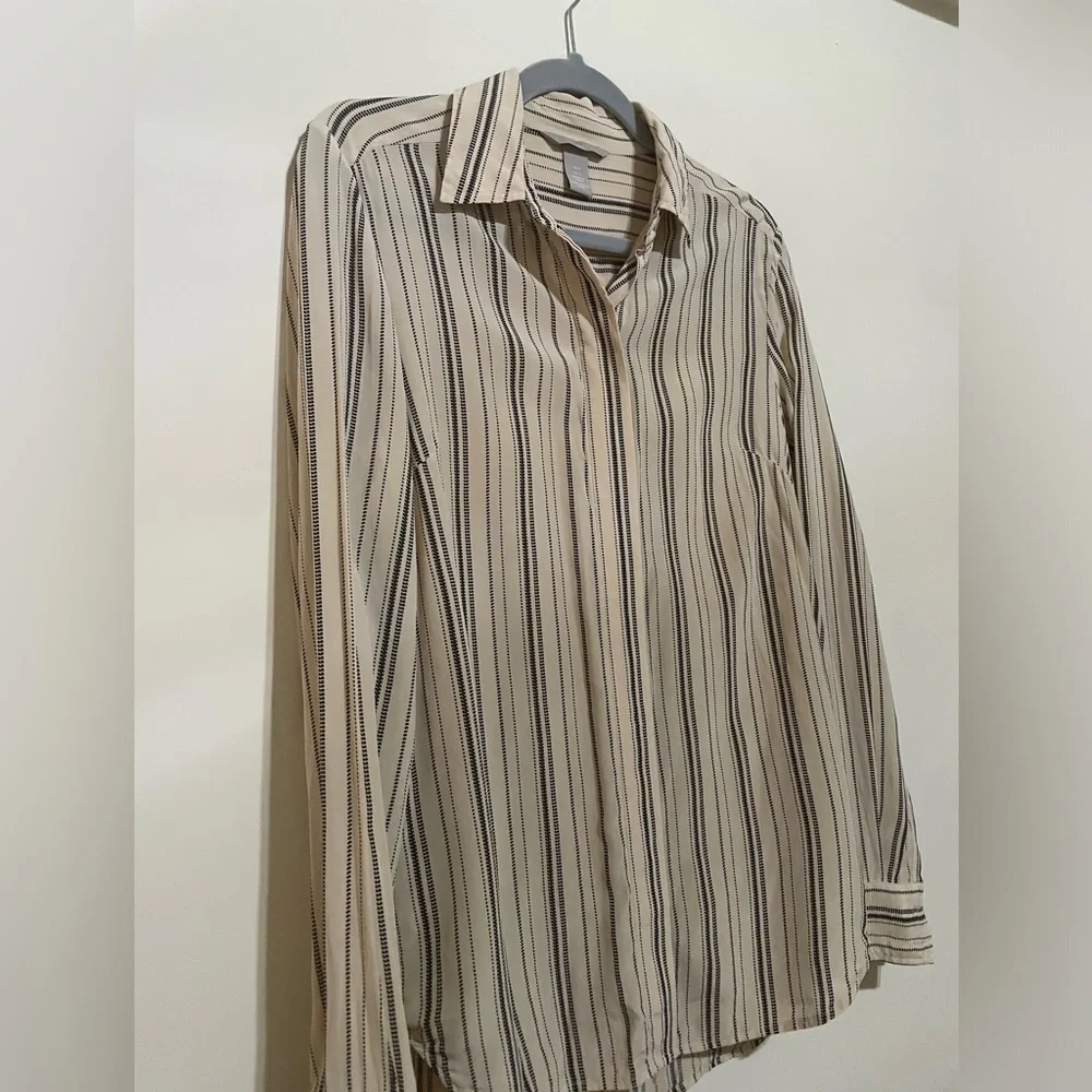 H&M Black and Cream Casual Button Down Shirt - Picture 4 of 5